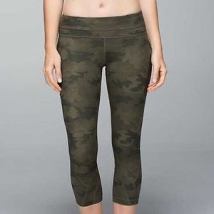 Lulu Lemon inspire crop legging camouflage sz 2